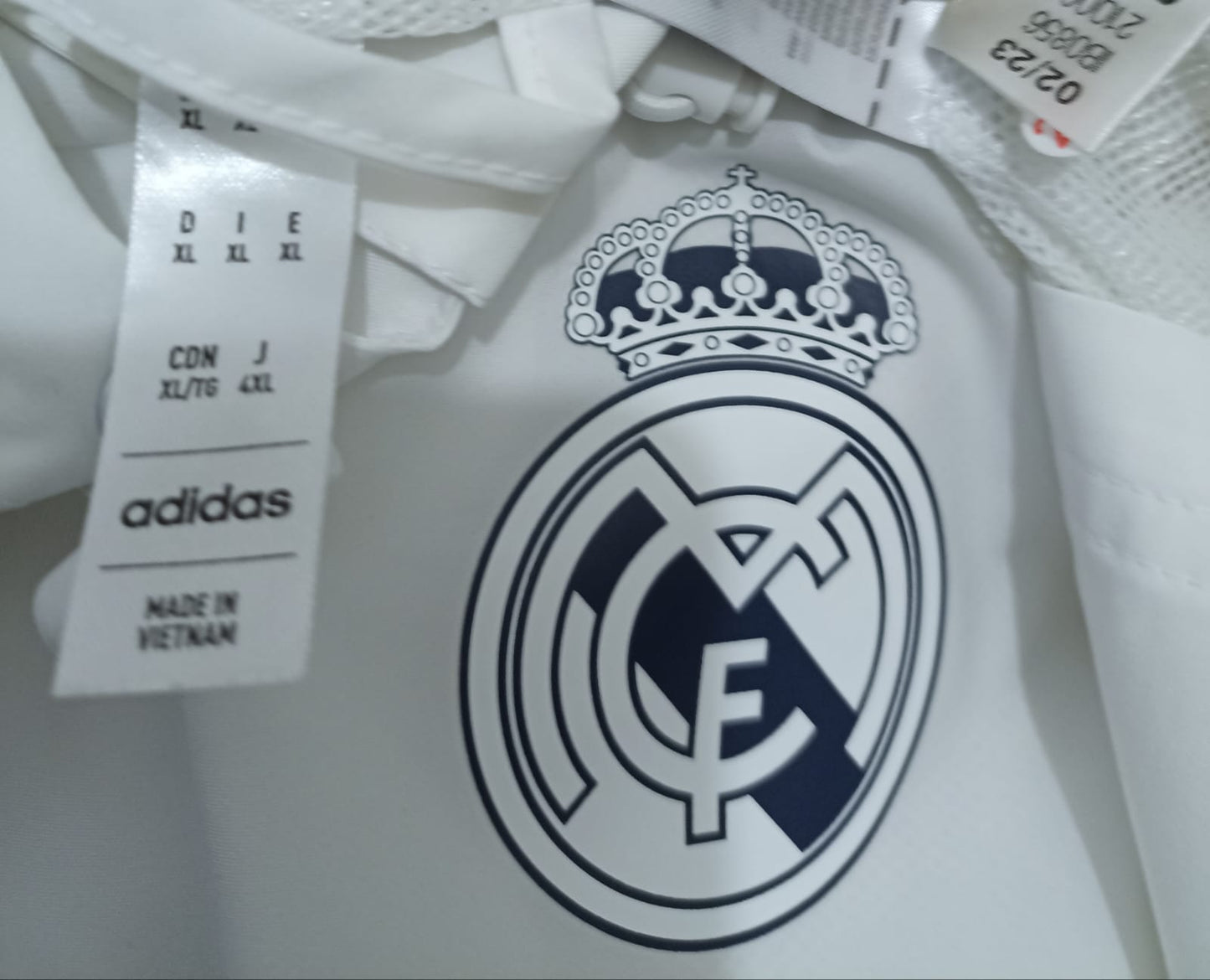 ROMPEVIENTOS REAL MADRID 2023 BLANCO