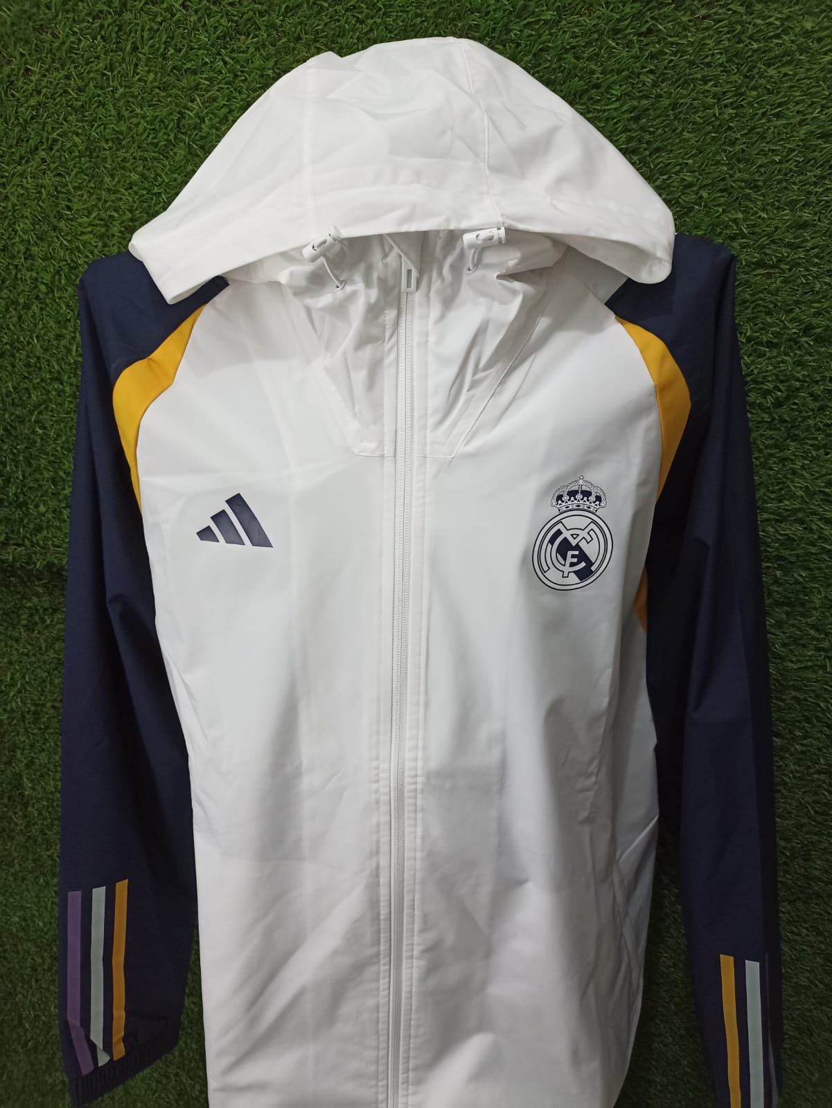 ROMPEVIENTOS REAL MADRID 2023 BLANCO
