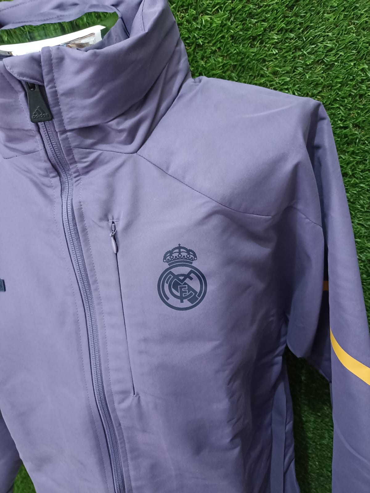 ROMPEVIENTOS REAL MADRID PURPURA