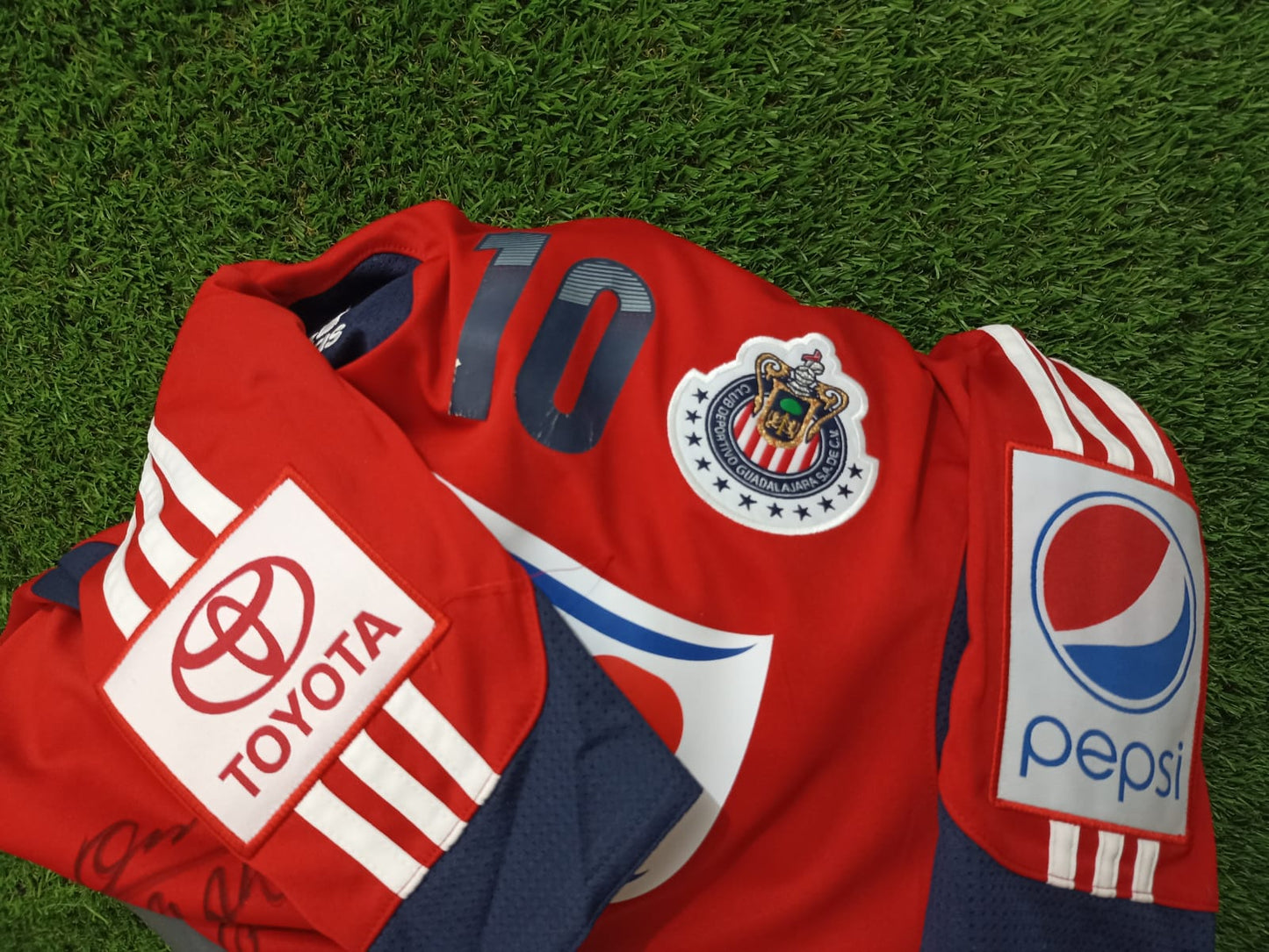 JERSEY CHIVAS ENTRENAMIENTO FIRMADA #10