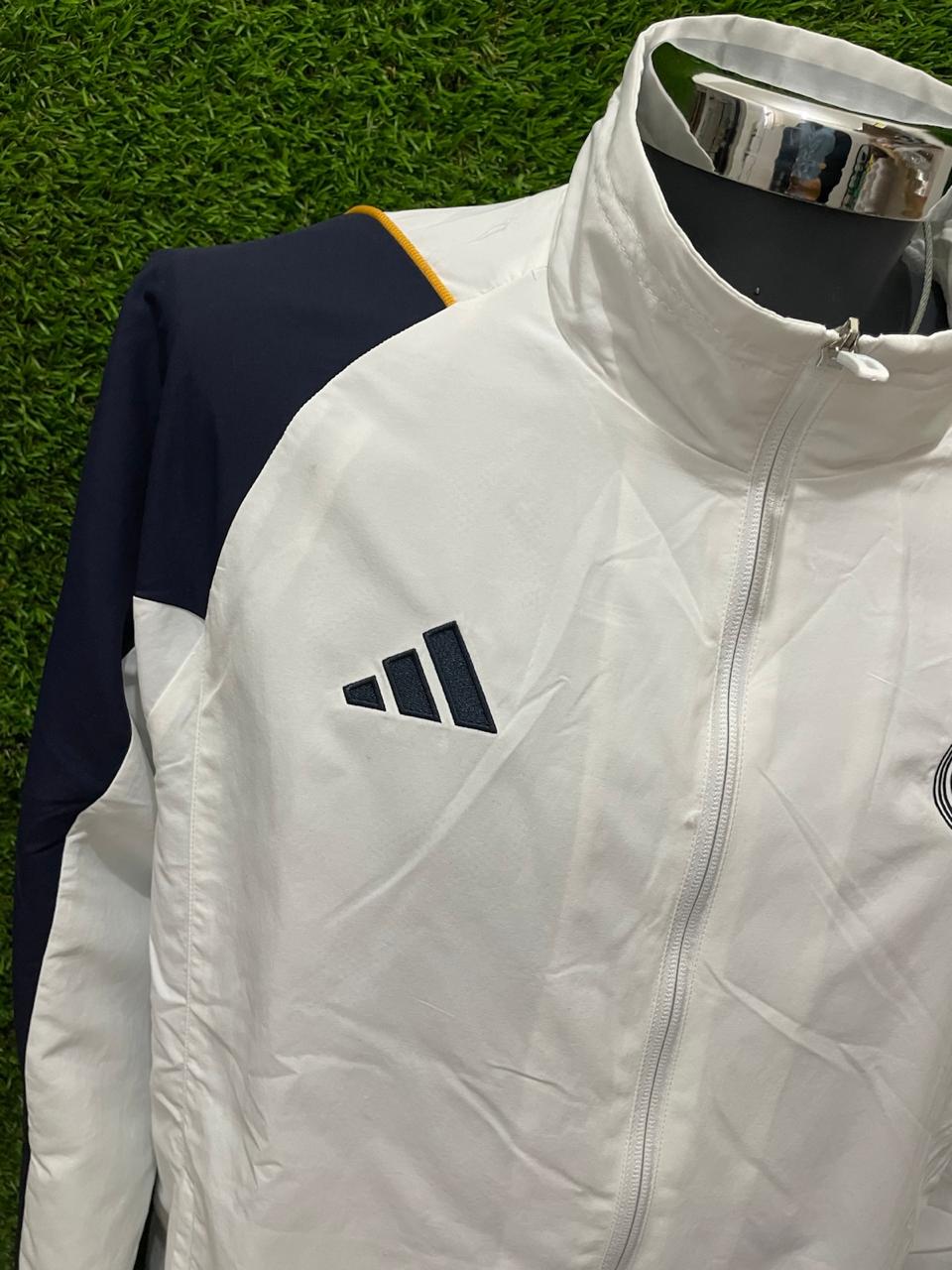 ROMPEVIENTOS REAL MADRID 2023 SIN GORRO