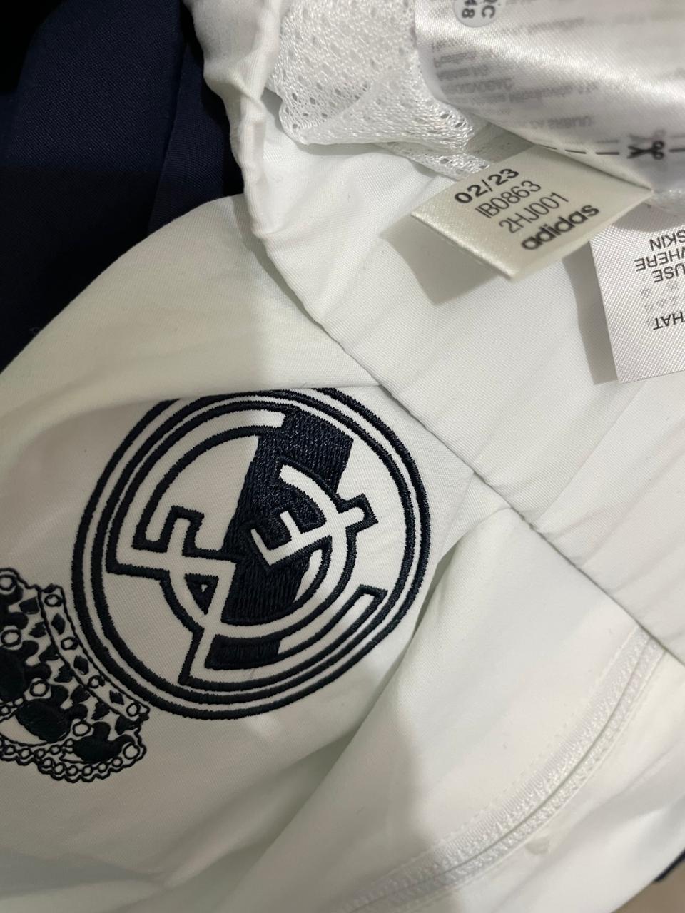 ROMPEVIENTOS REAL MADRID 2023 SIN GORRO