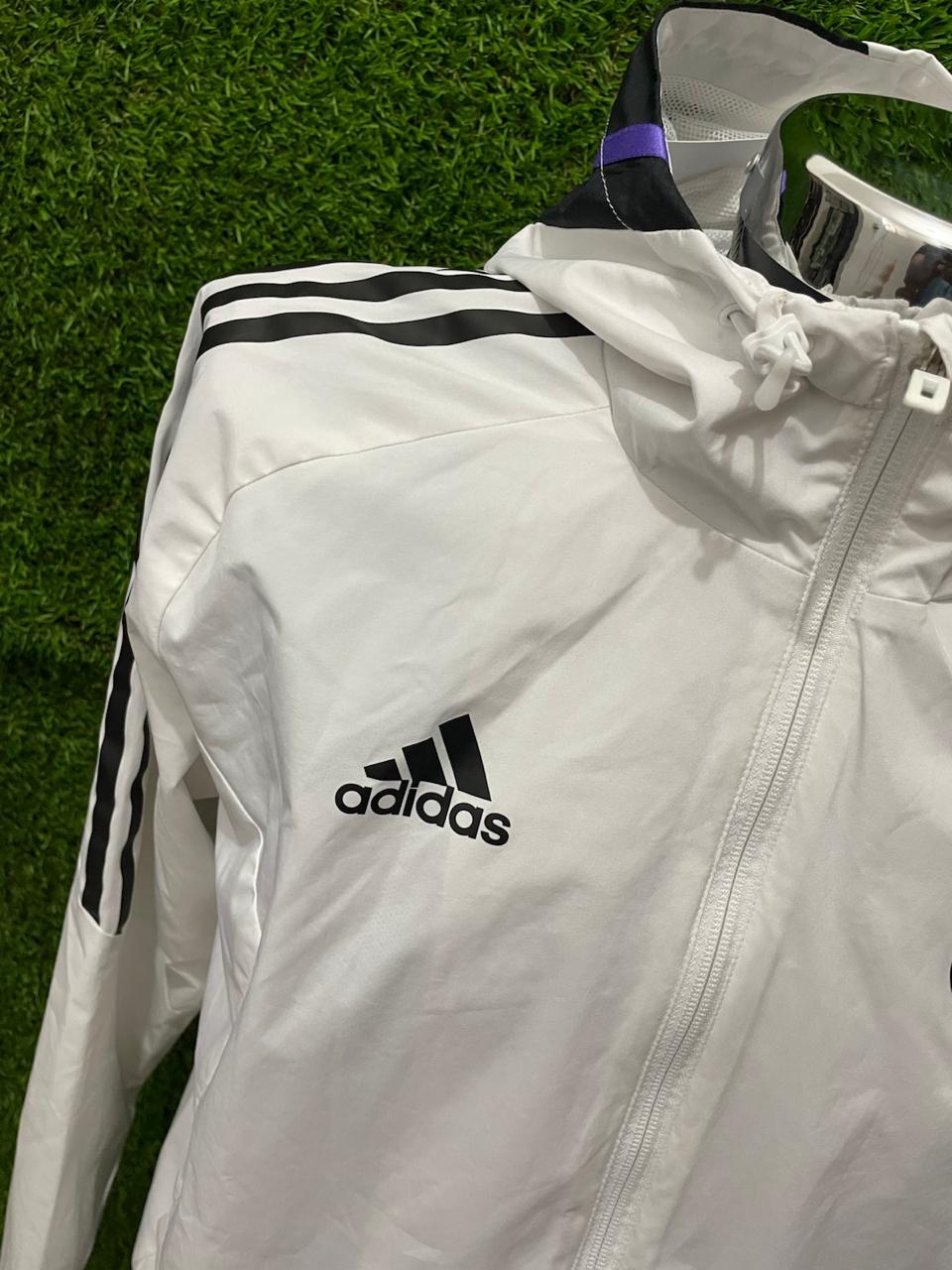 ROMPEVIENTOS REAL MADRID CON GORRO 2022