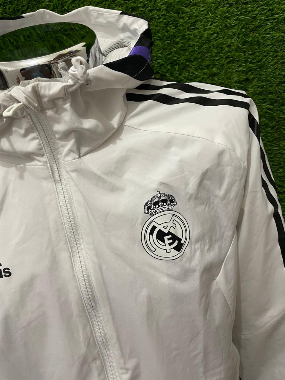 ROMPEVIENTOS REAL MADRID CON GORRO 2022