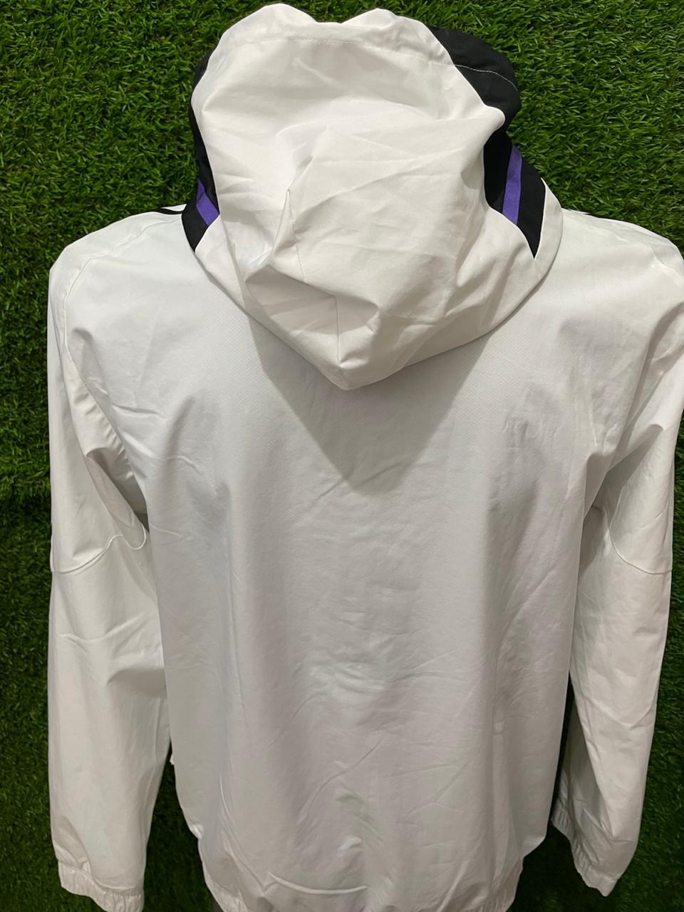 ROMPEVIENTOS REAL MADRID CON GORRO 2022