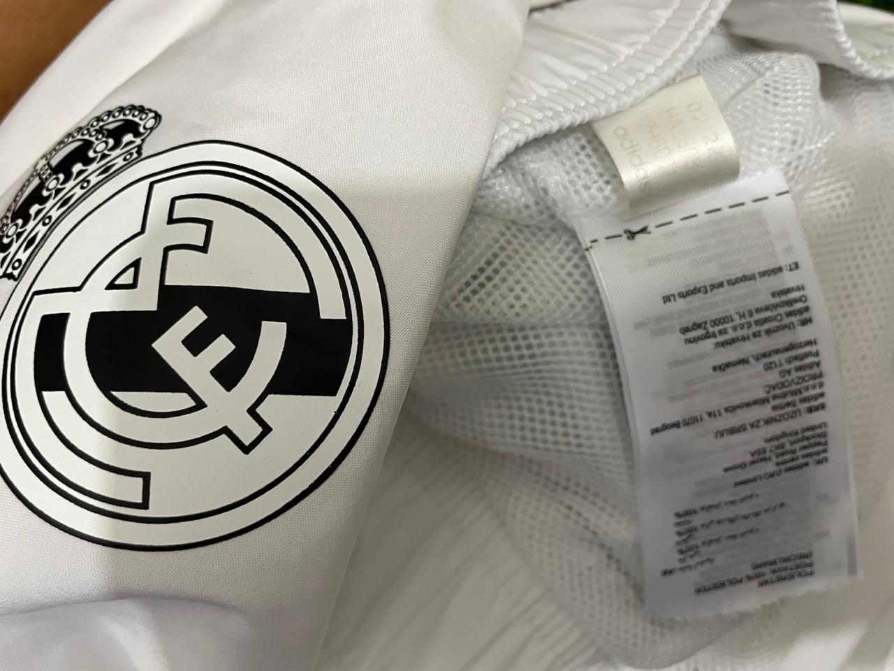 ROMPEVIENTOS REAL MADRID CON GORRO 2022
