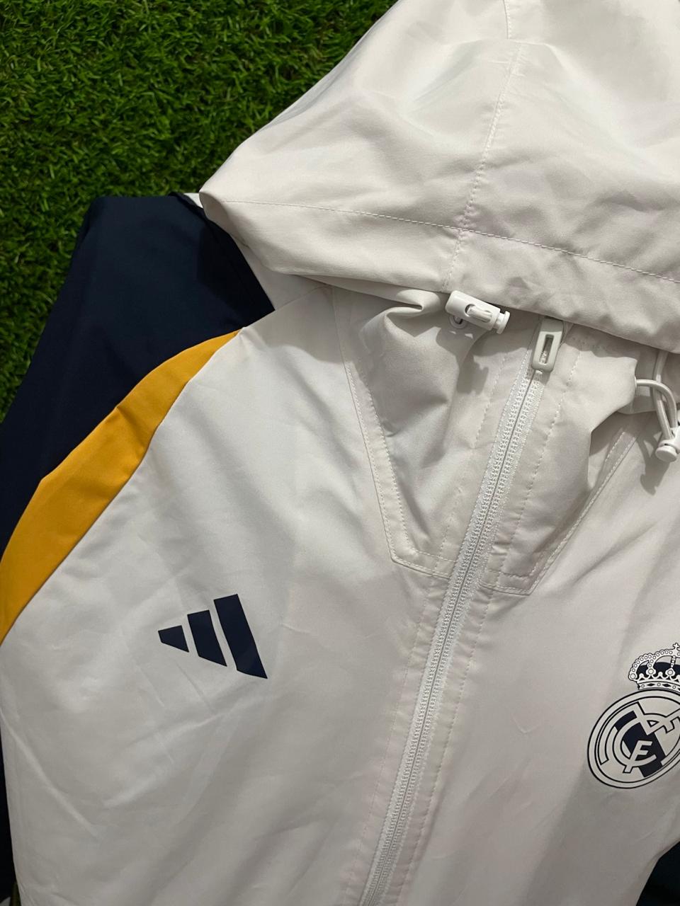 ROMPEVIENTOS REAL MADRID 2023 CON GORRO
