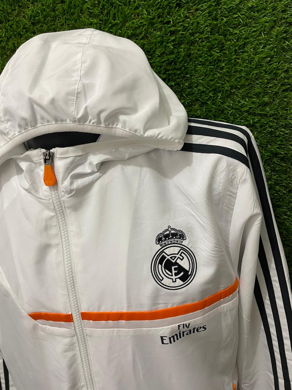 ROMPEVIENTOS REAL MADRID 2023 CON GORRO