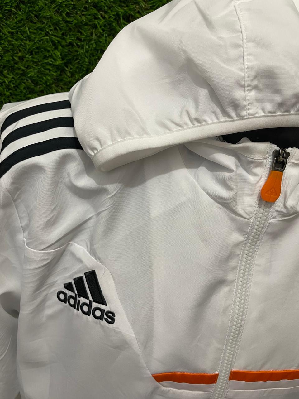 ROMPEVIENTOS REAL MADRID 2023 CON GORRO