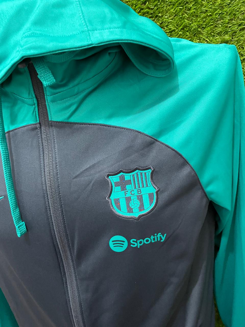 CONJUNTO BARCELONA CON GORRO 2023