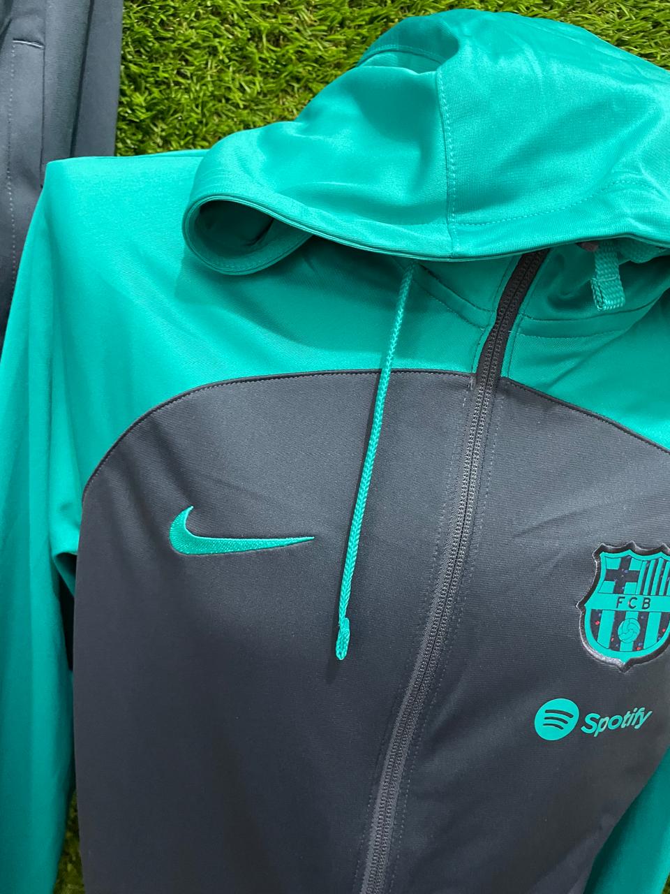 CONJUNTO BARCELONA CON GORRO 2023