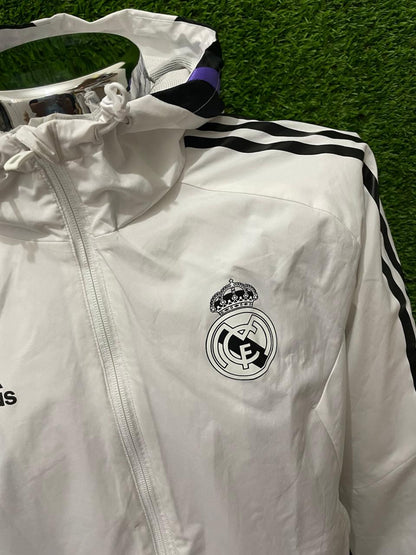 ROMPEVIENTOS REAL MADRID CON GORRO 2022