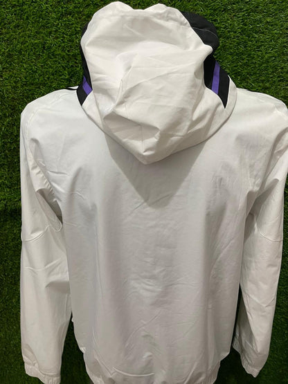 ROMPEVIENTOS REAL MADRID CON GORRO 2022