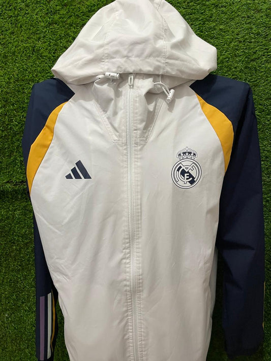 ROMPEVIENTOS REAL MADRID 2023 CON GORRO