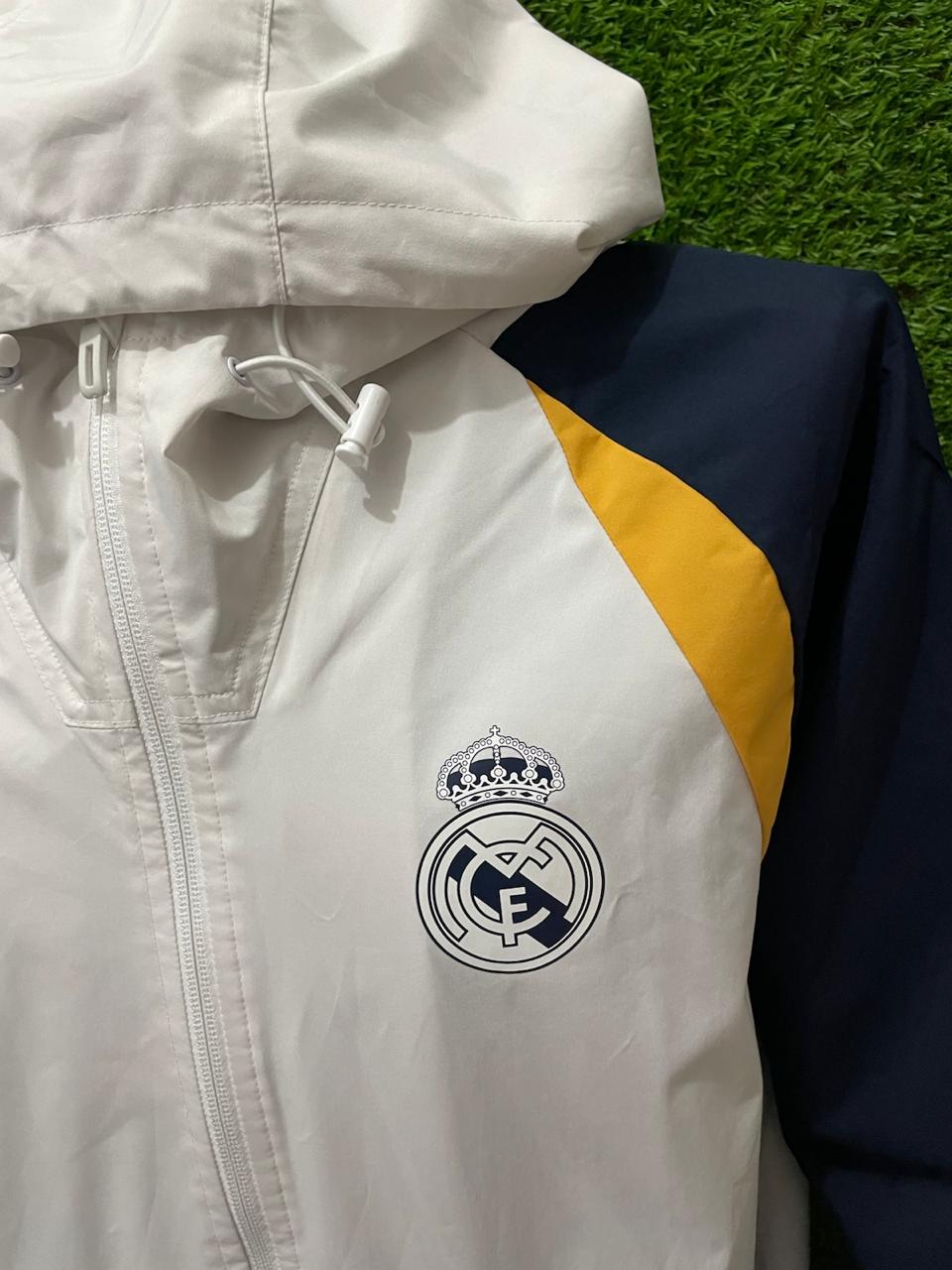 ROMPEVIENTOS REAL MADRID 2023 CON GORRO