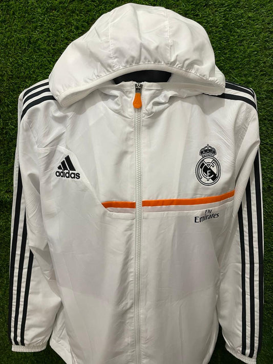 ROMPEVIENTOS REAL MADRID 2023 CON GORRO