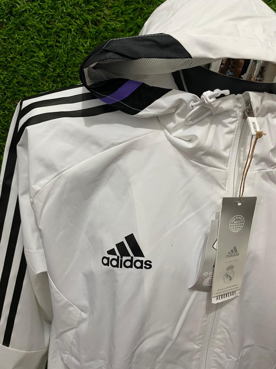 ROMPEVIENTOS REAL MADRID CON GORRO 2022