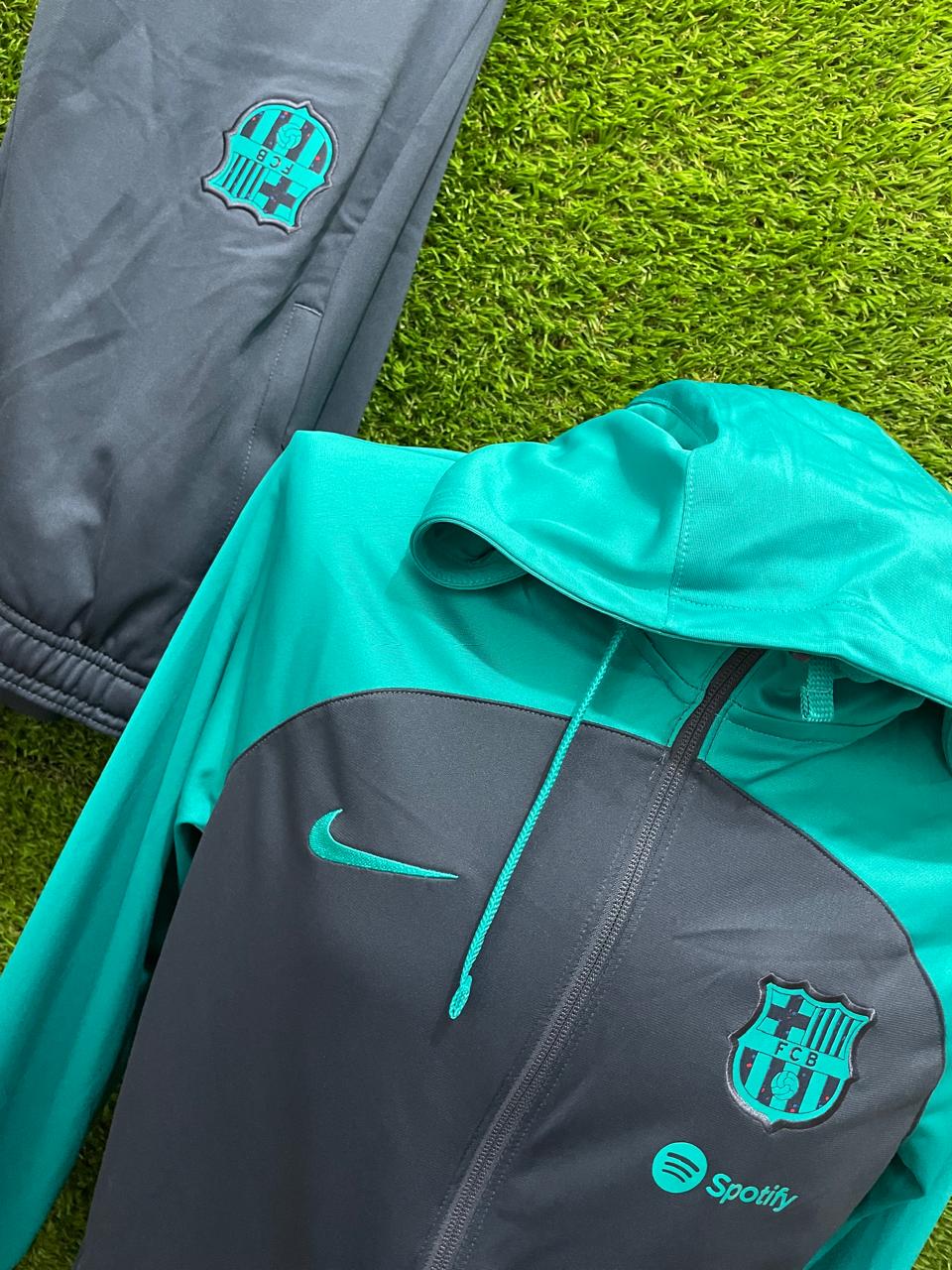 CONJUNTO BARCELONA CON GORRO 2023