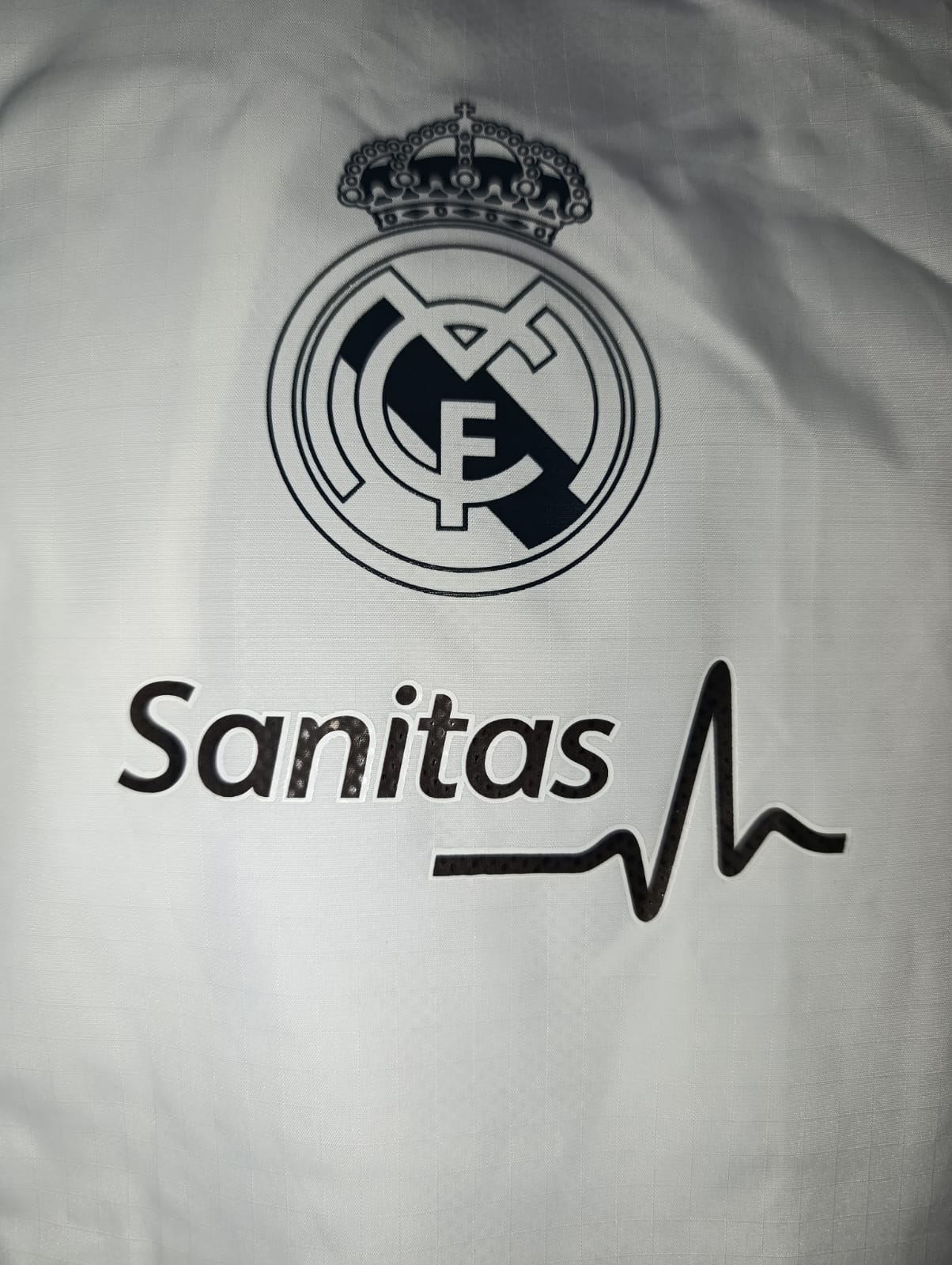 ROMPEVIENTOS REAL MADRID CON GORRO CUERPO MEDICO