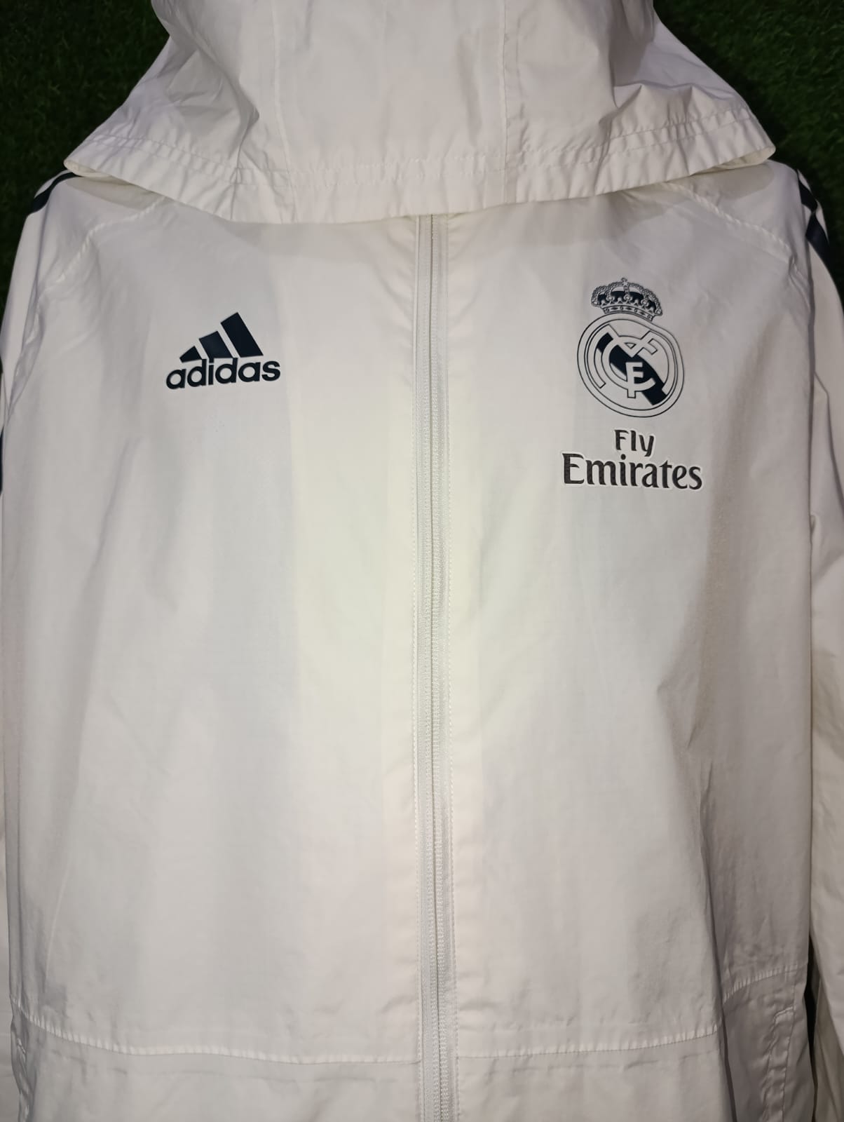 ROMPEVIENTOS REAL MADRID CON GORRO BLANCO