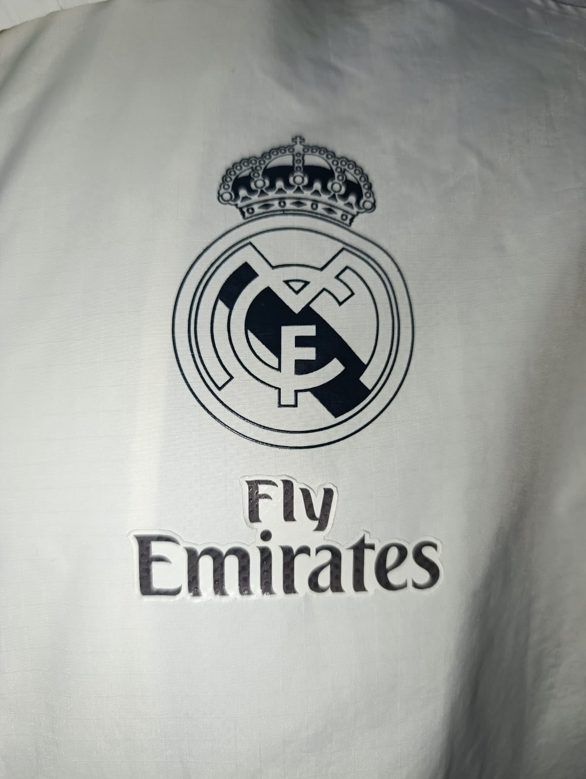 ROMPEVIENTOS REAL MADRID CON GORRO BLANCO