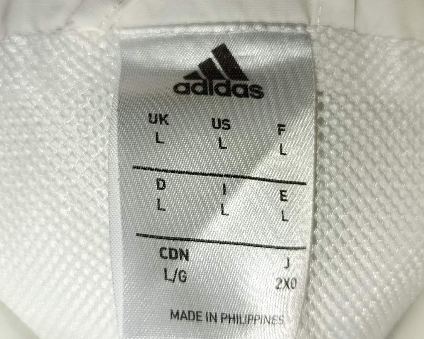 ROMPEVIENTOS REAL MADRID CON GORRO BLANCO