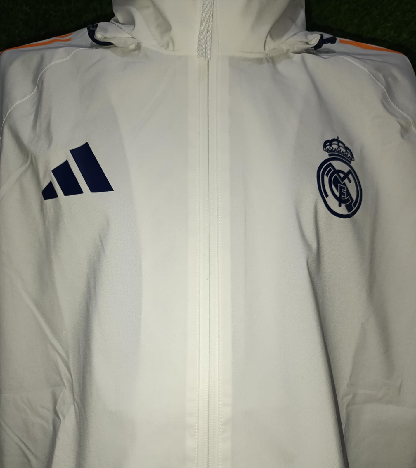 ROMPEVIENTOS REAL MADRID BLANCO 2025