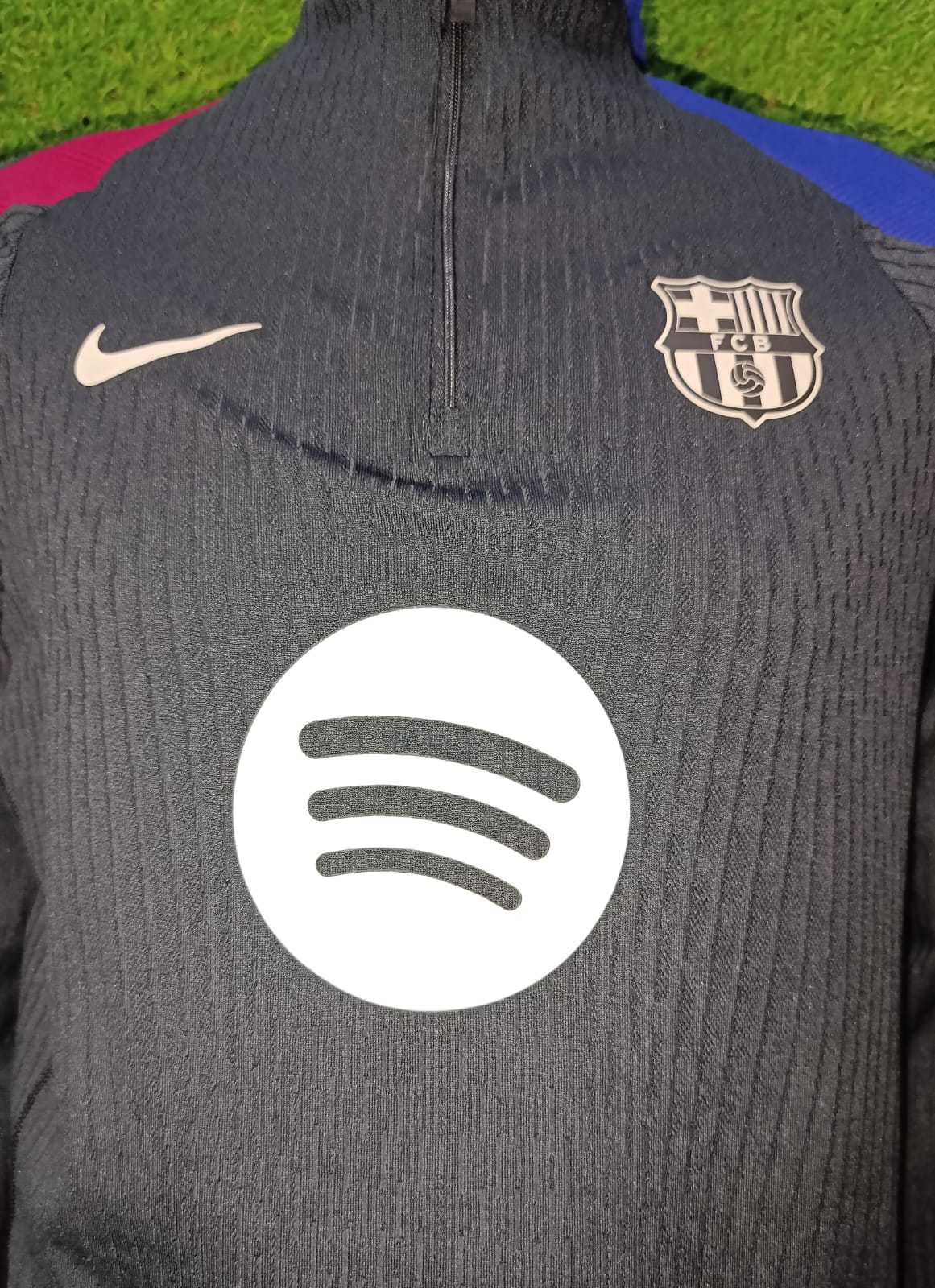 SUDADERA BARCELONA ENTRENAMIENTO VERSION JUGADOR ISOTIPO GRANDE