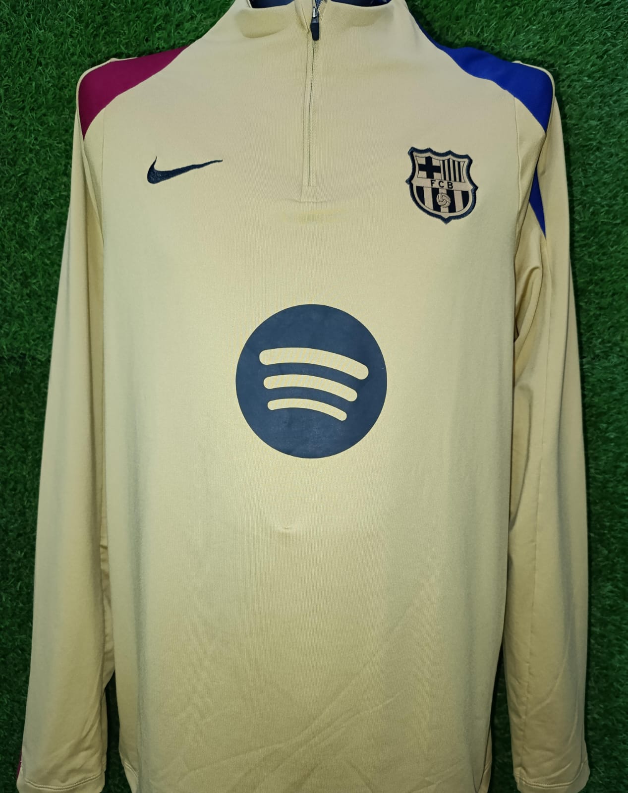 SUDADERA BARCELONA ENTRENAMIENTO DORADA ISOTIPO REDONDO
