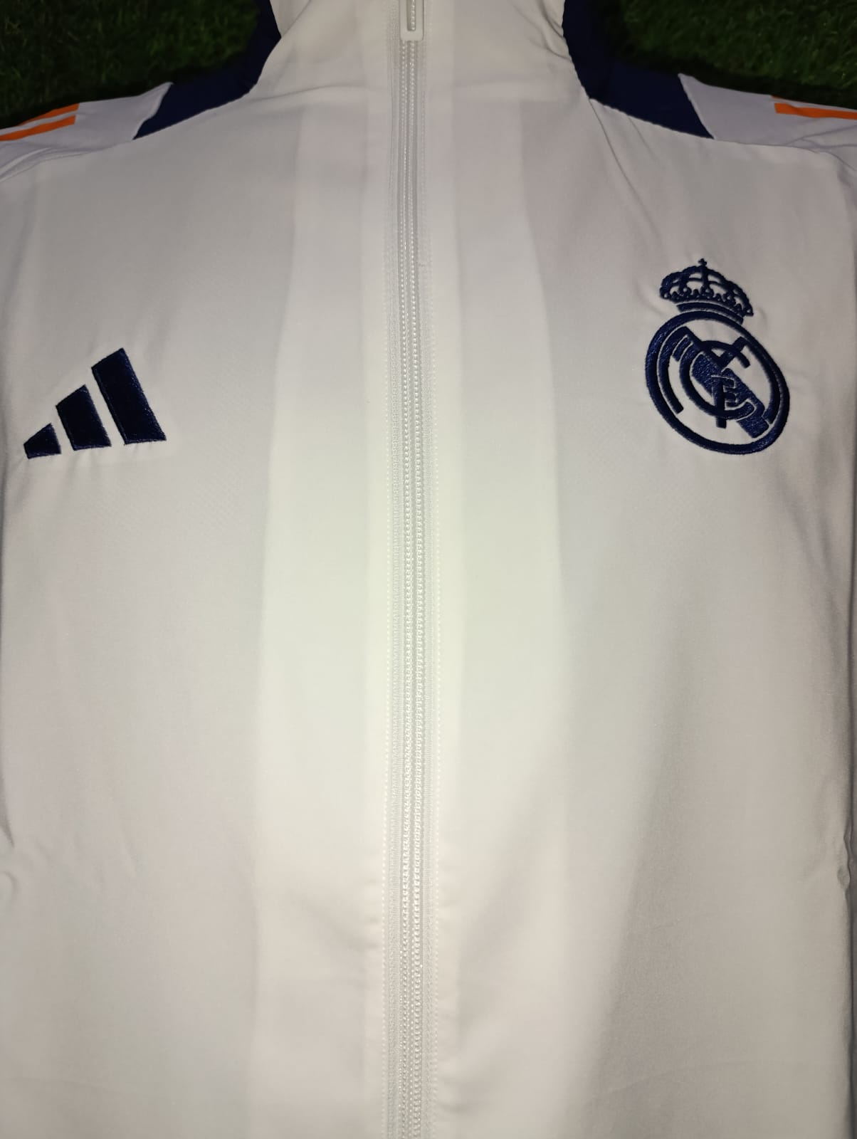 ROMPEVIENTOS REAL MADRID BLANCO 2025