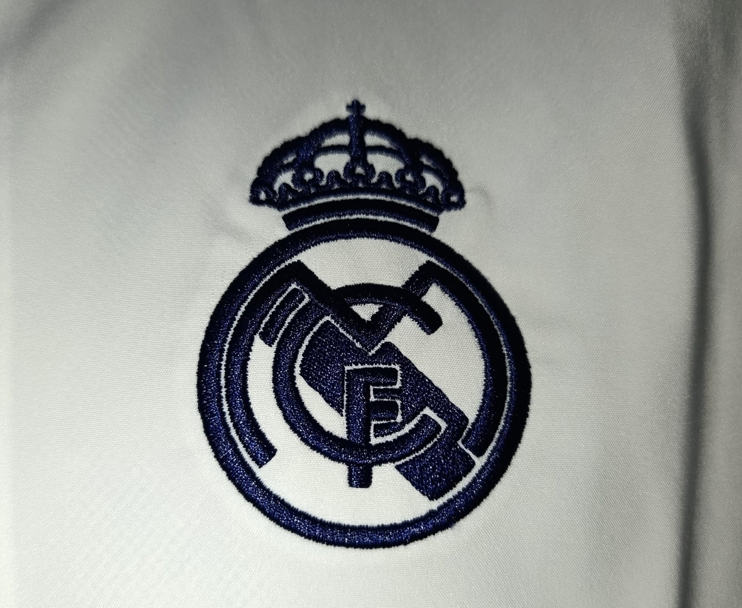 ROMPEVIENTOS REAL MADRID BLANCO 2025