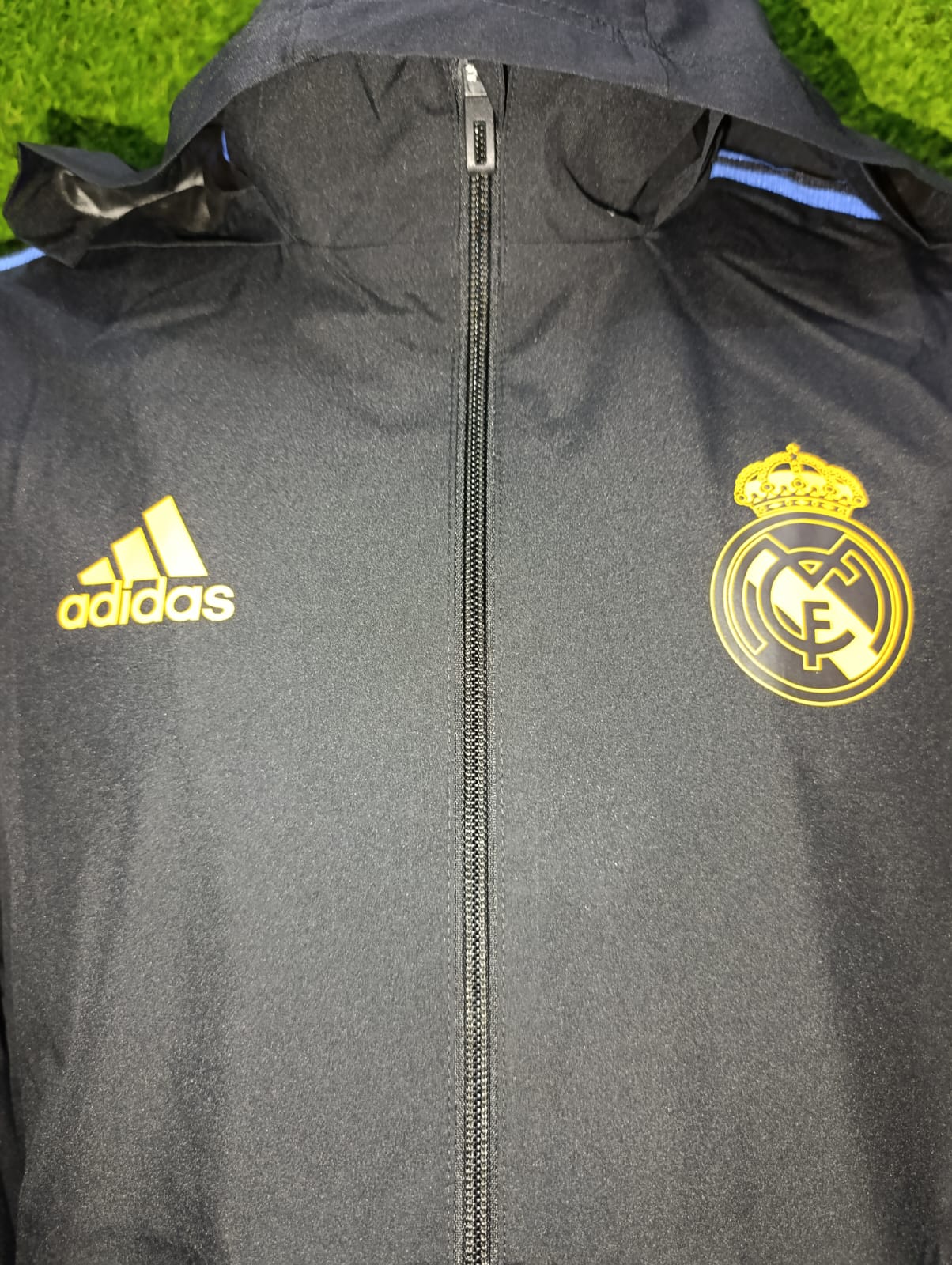 ROMPEVIENTOS REAL MADRID NEGRA 2022