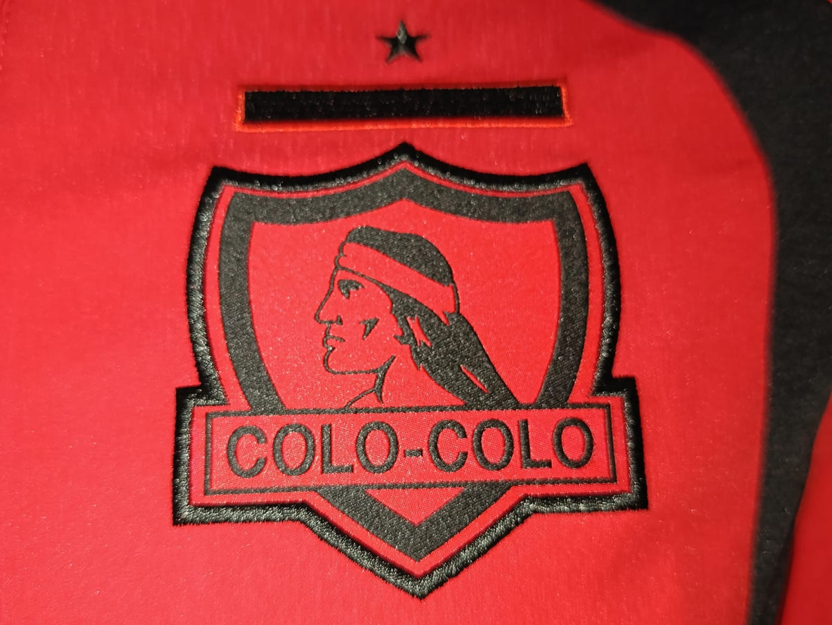 CHAMARRA CON CAPUCHA ADN COLO-COLO (MODELO JZ7323)